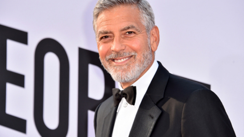 Чистачка спипала Джордж Клуни да облизва мръсния памперс на малкия Александър 