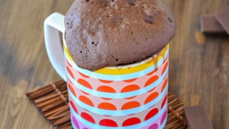 Шоколадов кекс в чашка, който става само за 2 минутки СНИМКИ