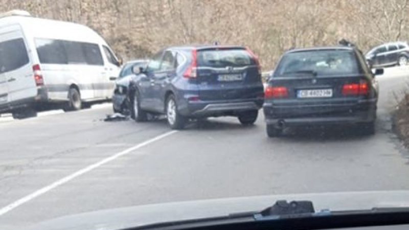 Ексклузивно в БЛИЦ: Две коли се нацепиха зверски на пътя София - Самоков! (СНИМКА)
