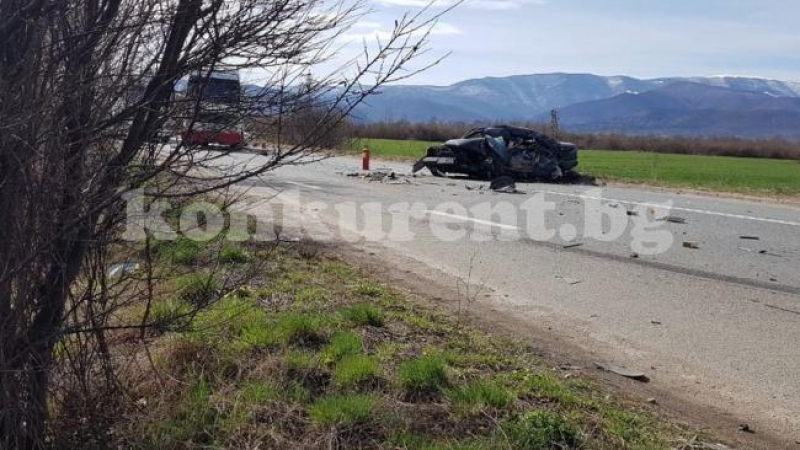 Тир и кола се помляха на отсечката на смъртта край ботевградско село