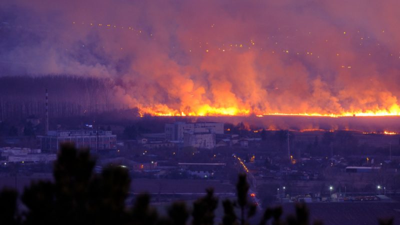 Само в БЛИЦ! Зрелищни СНИМКИ на огромния пожар на един хвърлей от София
