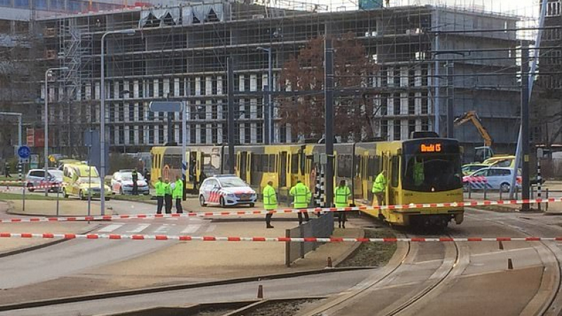 Извънредно! Мъж откри стрелба по трамвай в Холандия (СНИМКА)