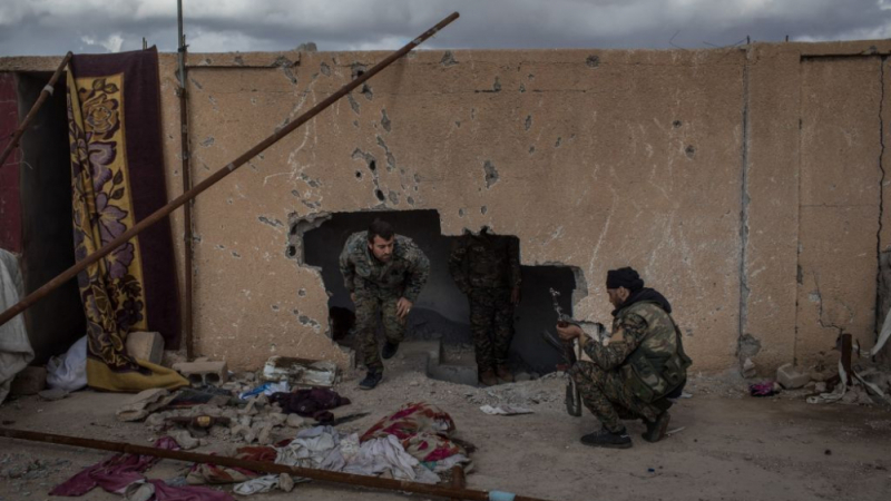 Коалицията на САЩ погребва под град от ракети и снаряди последното късче земя на „Ислямска държава“ (СНИМКИ/ВИДЕО)
