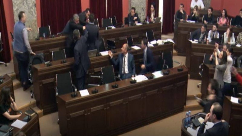 Грузински депутати се сбиха на заседание в парламента (ВИДЕО)