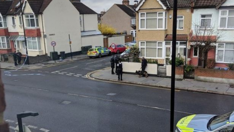Ужасът няма край! Мъж с пищов заплашва да стреля на месо в Лондон (СНИМКИ)