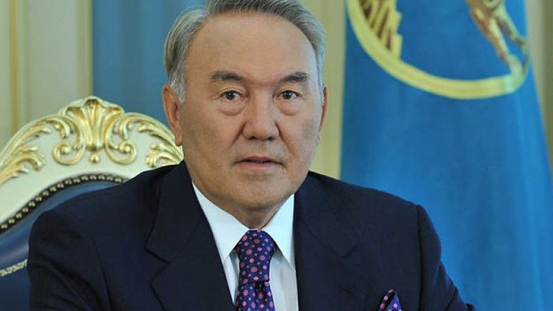 След 3 десетилетия власт президентът на Казахстан...