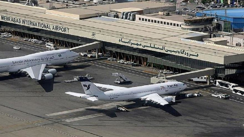 Заснеха на ВИДЕО кацането на пътническия самолет, който се запали на летището в Иран