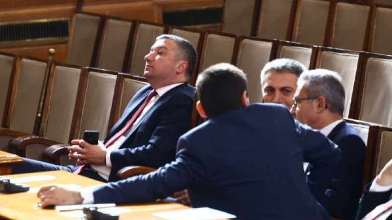 Драгомир Стойнев се появи изненадващо в парламента (СНИМКА)