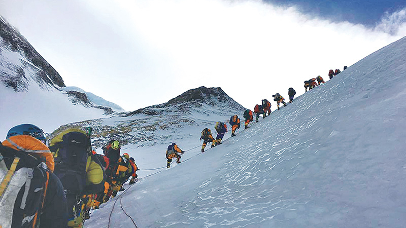 Зловещо: Откриха куп мъртви алпинисти край Еверест!