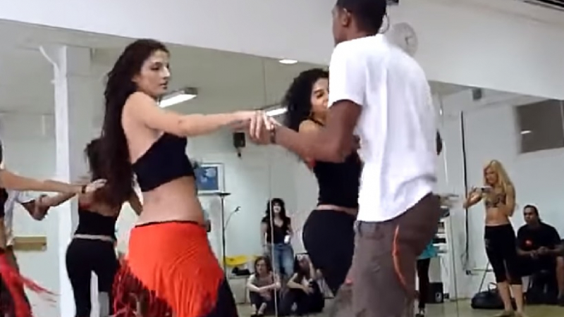 Уникален синхрон: Красив танц с две момичета едновременно (ВИДЕО)