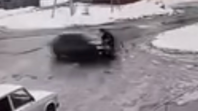 Шокиращо ВИДЕО: Мъж връхлетя върху бившата си с кола, не му давала да...