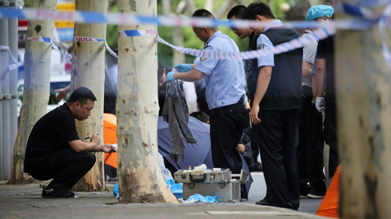 Шестима мъртви, след като кола се врязва тълпа в Китай, полицията уби водача