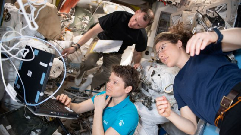 NASA излъчва НА ЖИВО: Американска астронавтка излезе в открития Космос! 