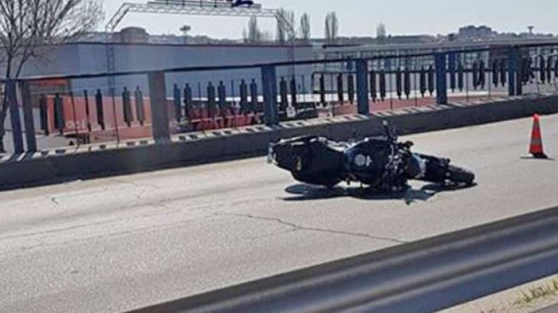 Тежък инцидент: Моторист бере душа, след като се заби челно в кола в Хасково 