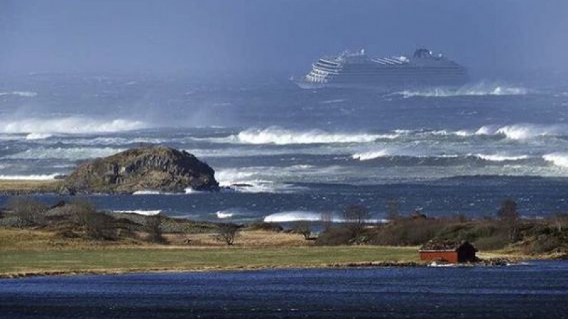 Водата залива каютите: Ужасяващи КАДРИ от бедстващия край Норвегия круизен кораб 