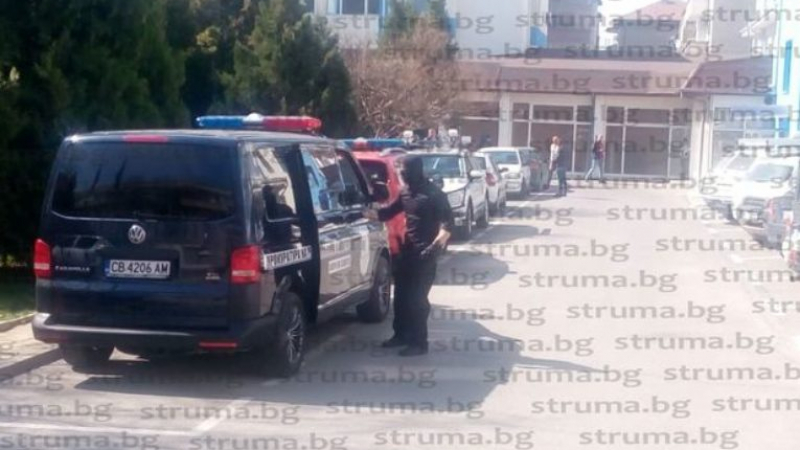 Маскирани антимафиоти нахлуха в полицията в Благоевград, разследват ченге за чадър над кримигероя Владо Боклука (СНИМКИ)