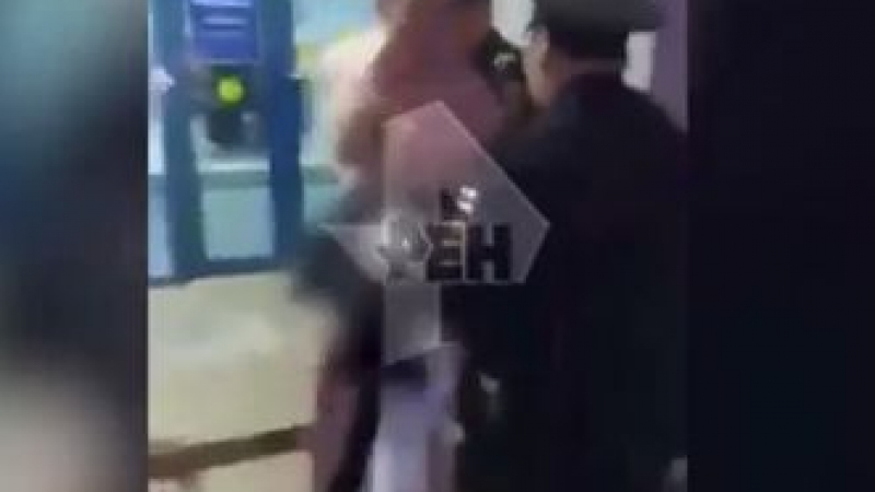 Гол пътник спретна истински спектакъл на летището в Омск! Полицаите се видяха в чудо (ВИДЕО 18+)