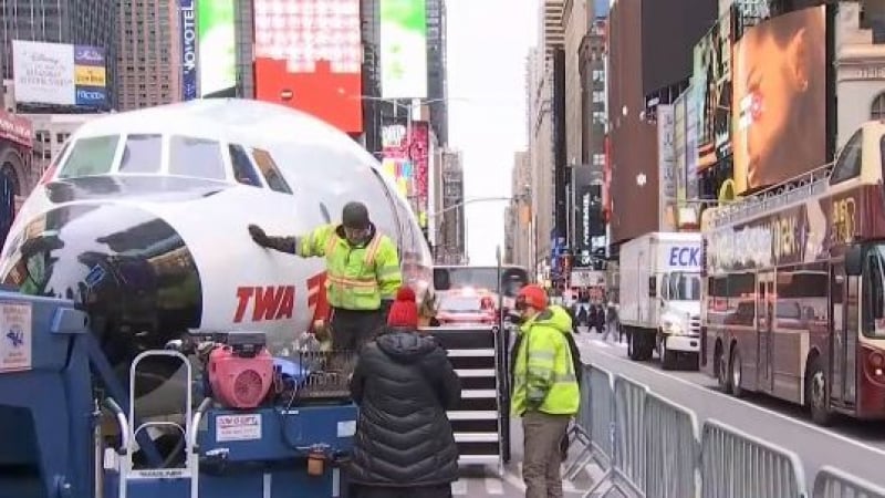 Чудо невиждано! Самолет кацна насред „Тайм Скуеър“, а после отлетя, за да се превърне в... (ВИДЕО)