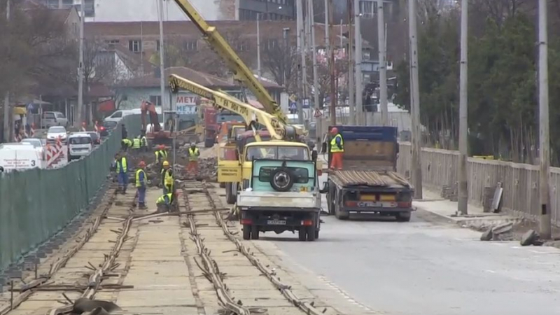 БЛИЦ TV: Започналият ремонт на трамвайната линия за Малашевци промени трафика по ул."Каменоделска" 