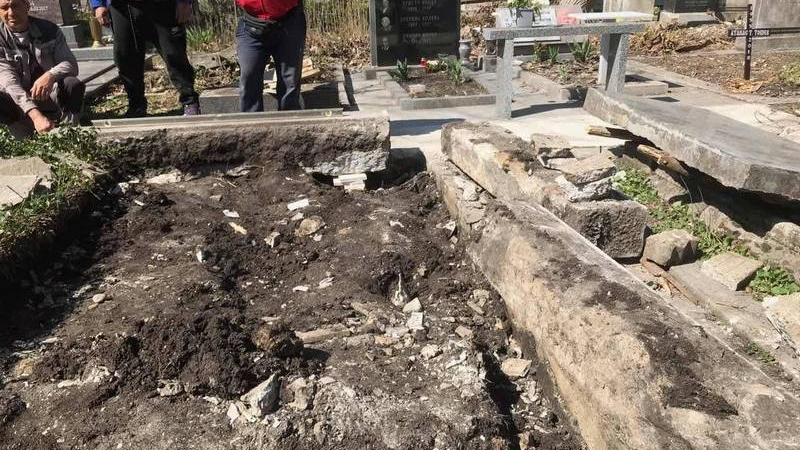 Цигани изнудват жена да плати „поддръжка” за гроба на съпруга ѝ, тя им отказа и те отмъстиха жестоко (СНИМКИ)