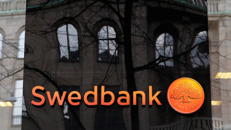 В центъра на Стокхолм: Тарашат централата на една от най-големите шведски банки 