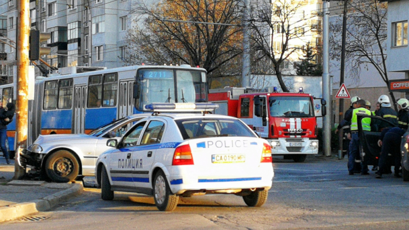 Само в БЛИЦ! Страховито меле с 3 коли в "Люлин" (СНИМКИ)