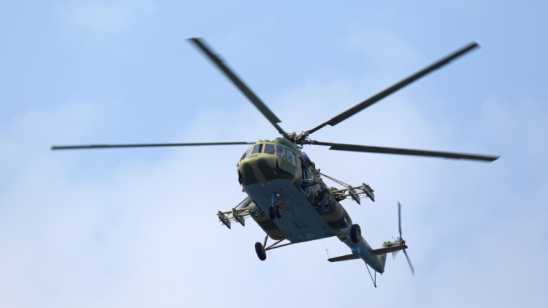 Военен хеликоптер с 13 души на борда се разби в Казахстан