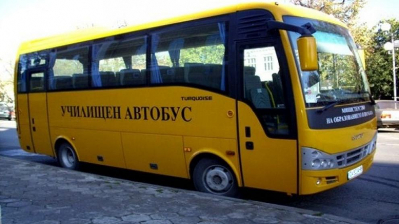 Пиян шофьор подкара училищен автобус в Етрополе