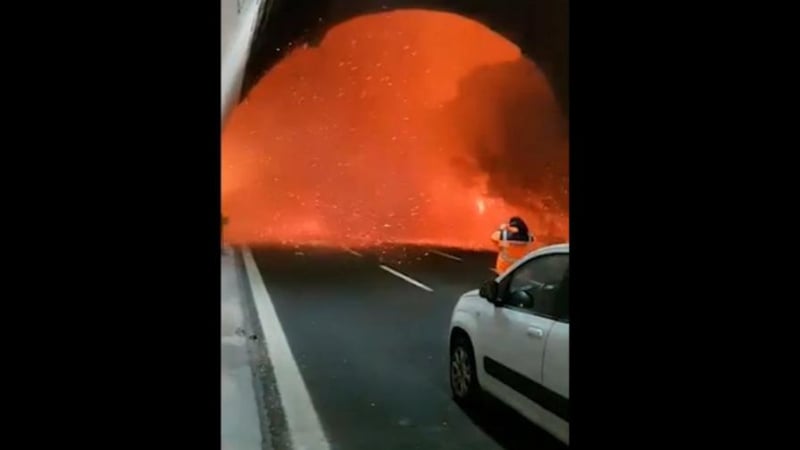 Стена от пламъци на изхода на тунел изглежда като врата към Ада (ВИДЕО)