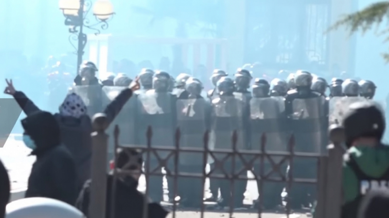 Протестиращите в Албания са опитали да нахлуят в парламента (ВИДЕО)