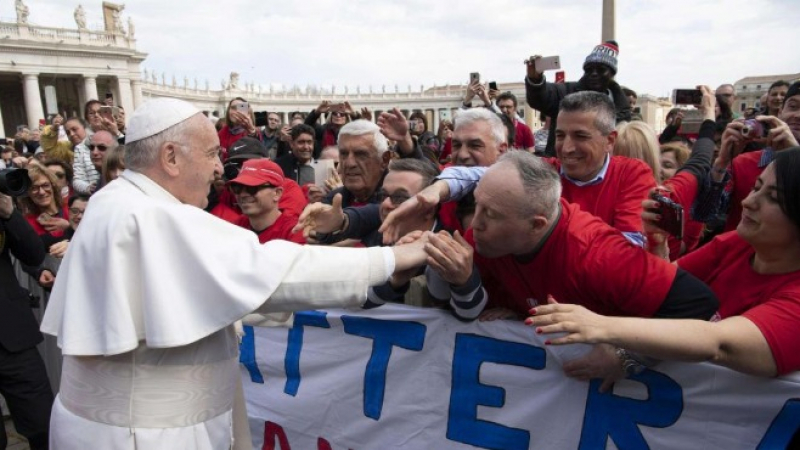 Папата разкри защо не дава да му целуват пръстена на ръката (ВИДЕО)