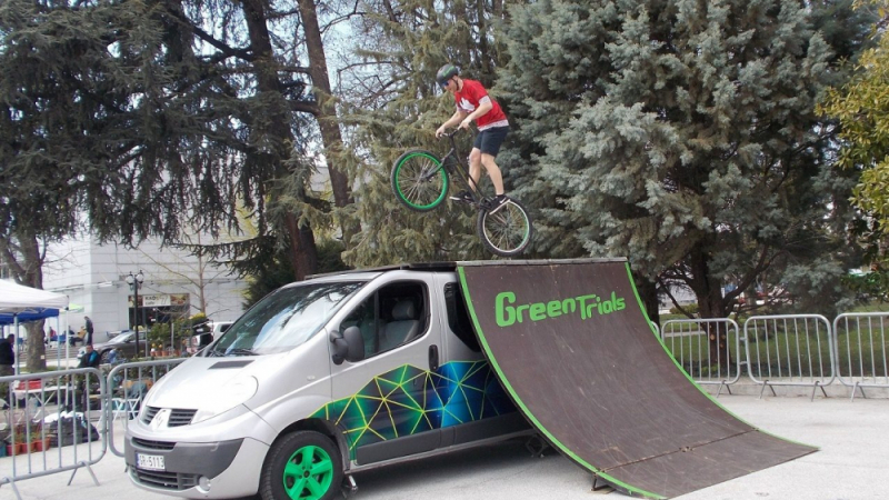 Летящи каскадьори с велосипеди смаяха посетителите на пролетните изложби в Пловдив