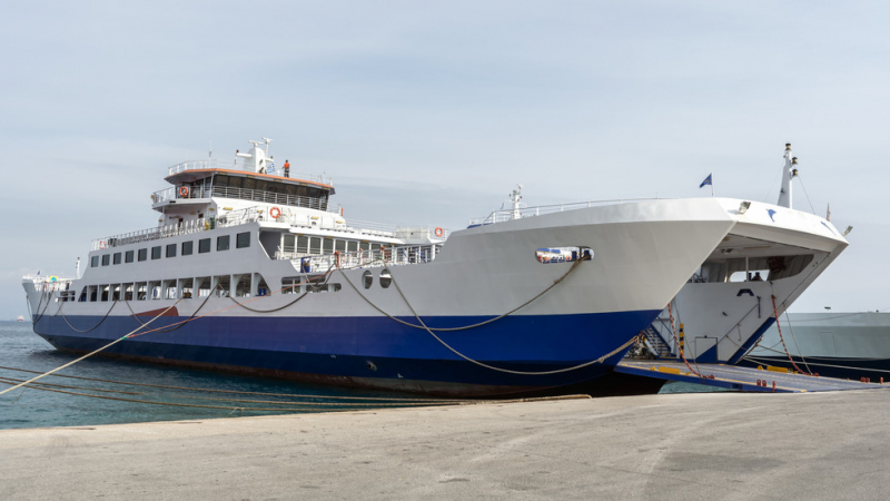 Ураганен вятър спря част от фериботите в Гърция