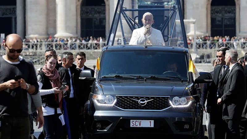 Това е невероятно: Папата се движи в пикап УАЗ (СНИМКИ/ВИДЕО)