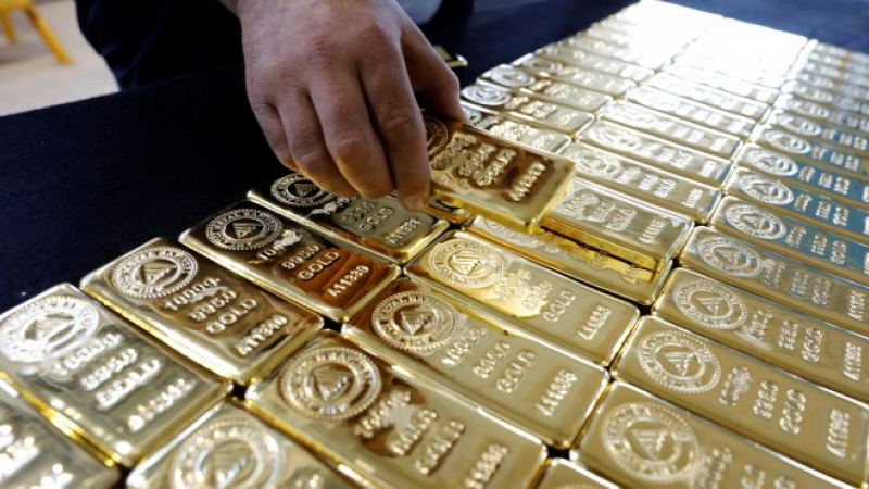 Bloomberg: Истинска златна треска бушува в света заради усилията на Путин да скъса с долара  