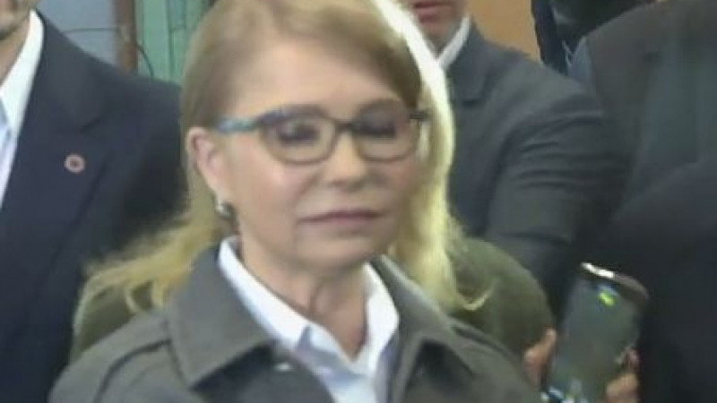 Инфарктен инцидент: Юлия Тимошенко щеше да колабира пред урна за гласуване, носят я на ръце! (ВИДЕО)