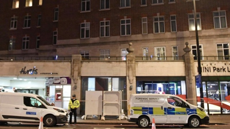 Паника в Лондон! Мъж обикаля с нож и напада наред 