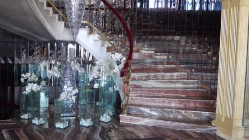 Заснеха със скрита камера отвътре палата на Баневи, обявен на търг за 6 милиона лева (СНИМКИ)