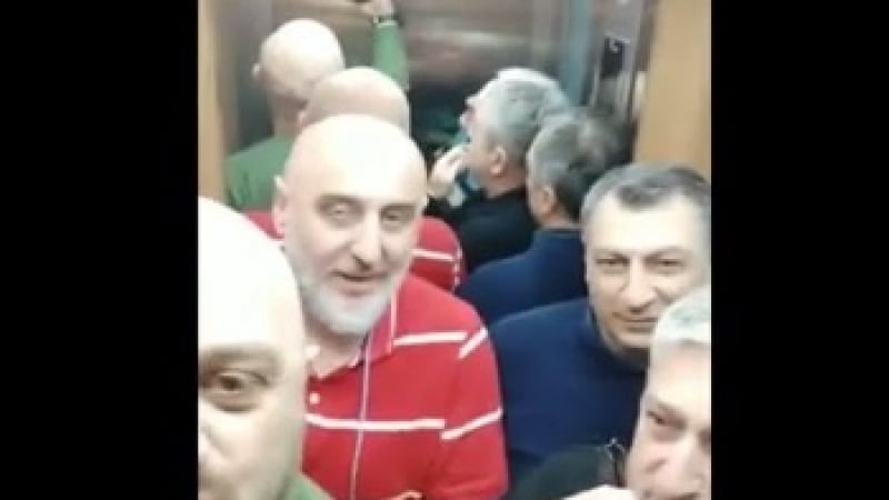 Грузинци станаха герои след песен в заседнал в асансьор (ВИДЕО)