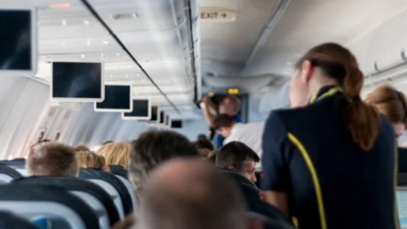 Само стюардесите знаят тези пет полезни трика за пътуване