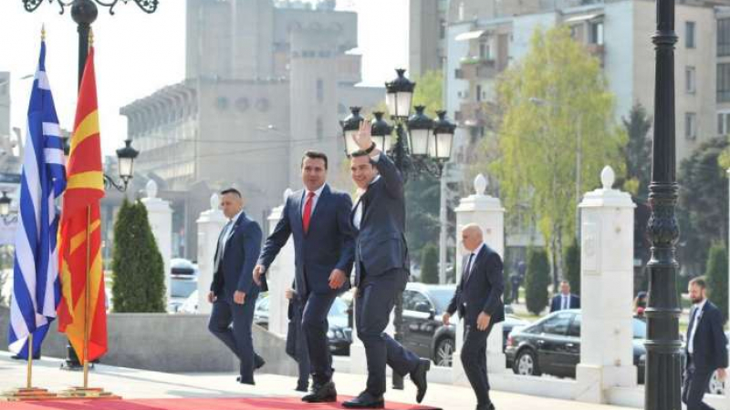 Ципрас пристигна в Скопие с пълен самолет с министри и бизнесмени