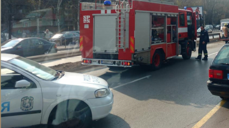 Страшно меле между камион и кола край Сточна гара в София (СНИМКИ)