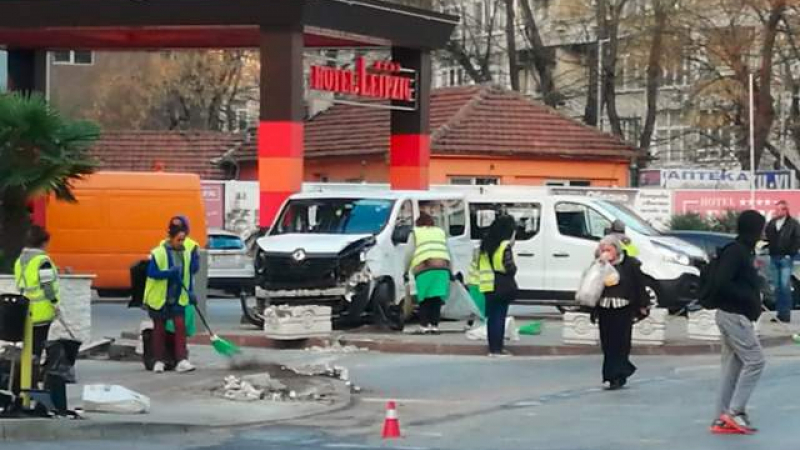 Страшна катастрофа с автобус пред хотел "Лайпциг" разбуди Пловдив (СНИМКИ)