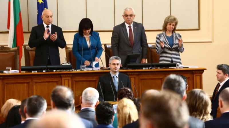 Заместникът на Цветанов се закле като депутат (СНИМКИ) 