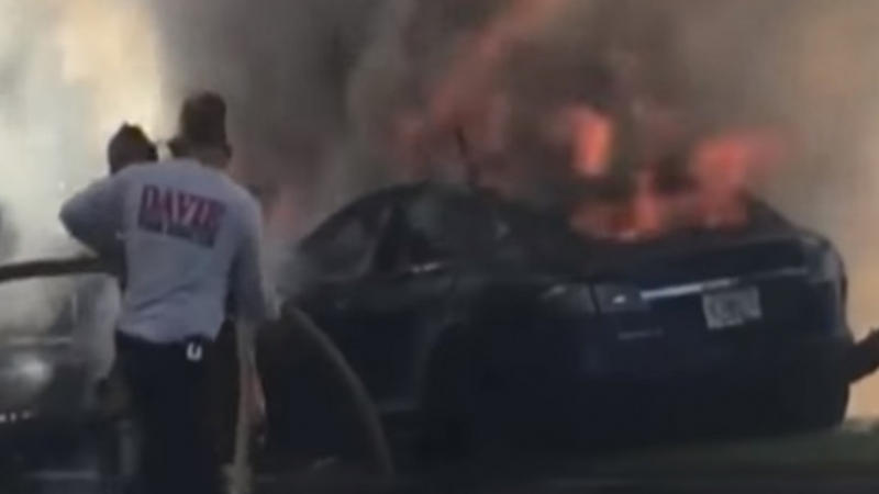 Tesla Model S се запали, заключи шофьора и го изпепели (ВИДЕО)