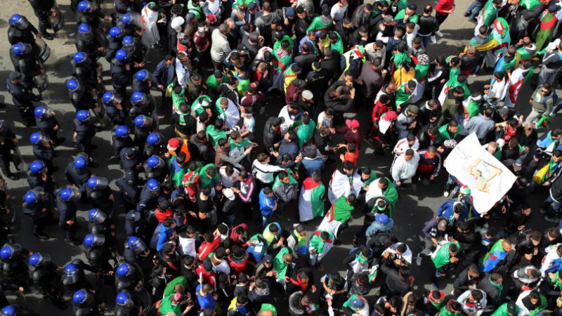 Протести в Алжир с искане за край на политическия режим