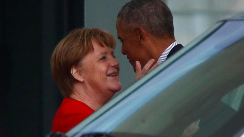 Интимни и странни СНИМКИ от срещата на Меркел и Обама запалиха мрежата
