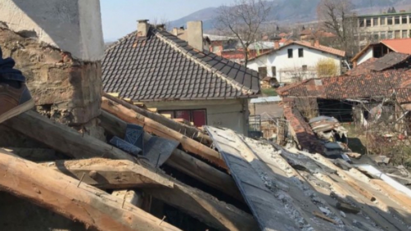 Майстори принудиха баба да плати 63 бона за ремонта на покрива си
