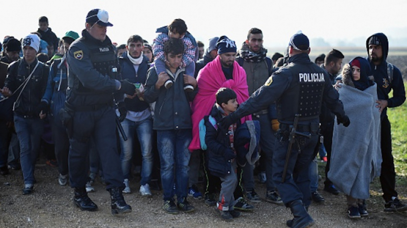 Освирепелите мигранти в Солун започнаха да... 