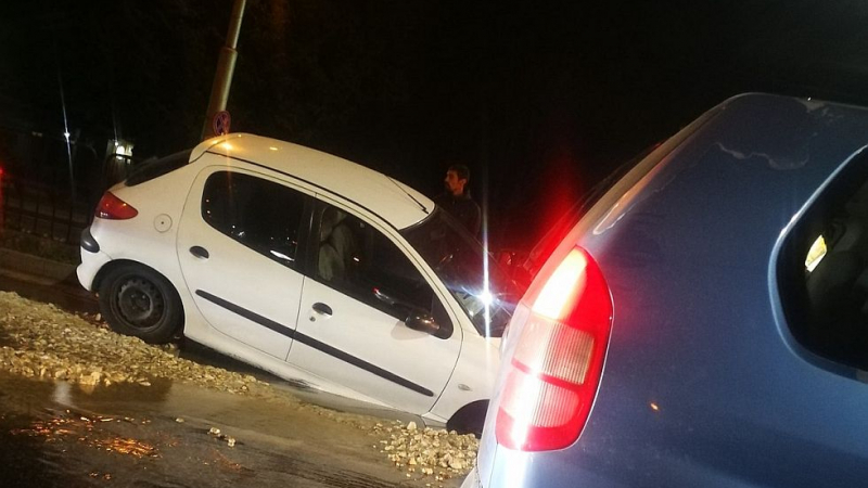 Кола пропадна в изкоп в Пловдив (СНИМКИ)
